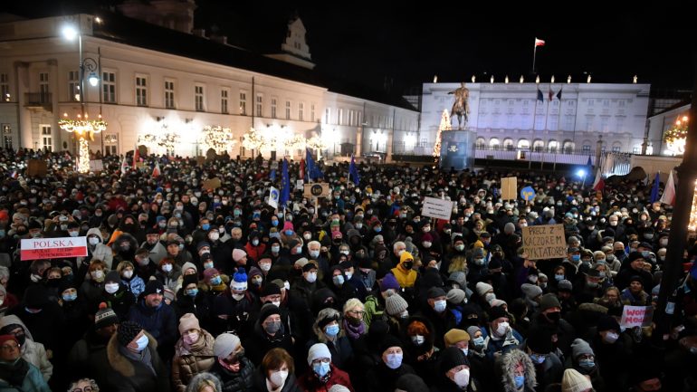 Thousands took to the streets: Poles protest against the new broadcasting law