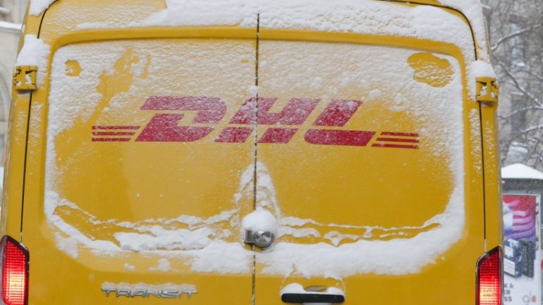 DHL: The customer sees the delivery person - and is speechless!