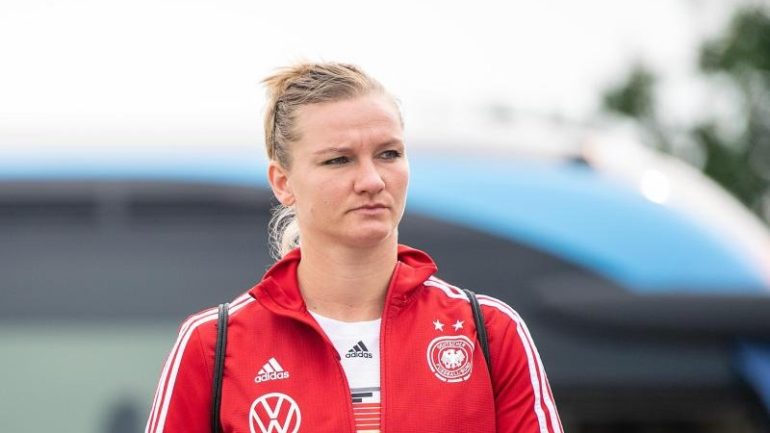 Soccer - EM "huge topic" for DFB captain Alexandra Pope