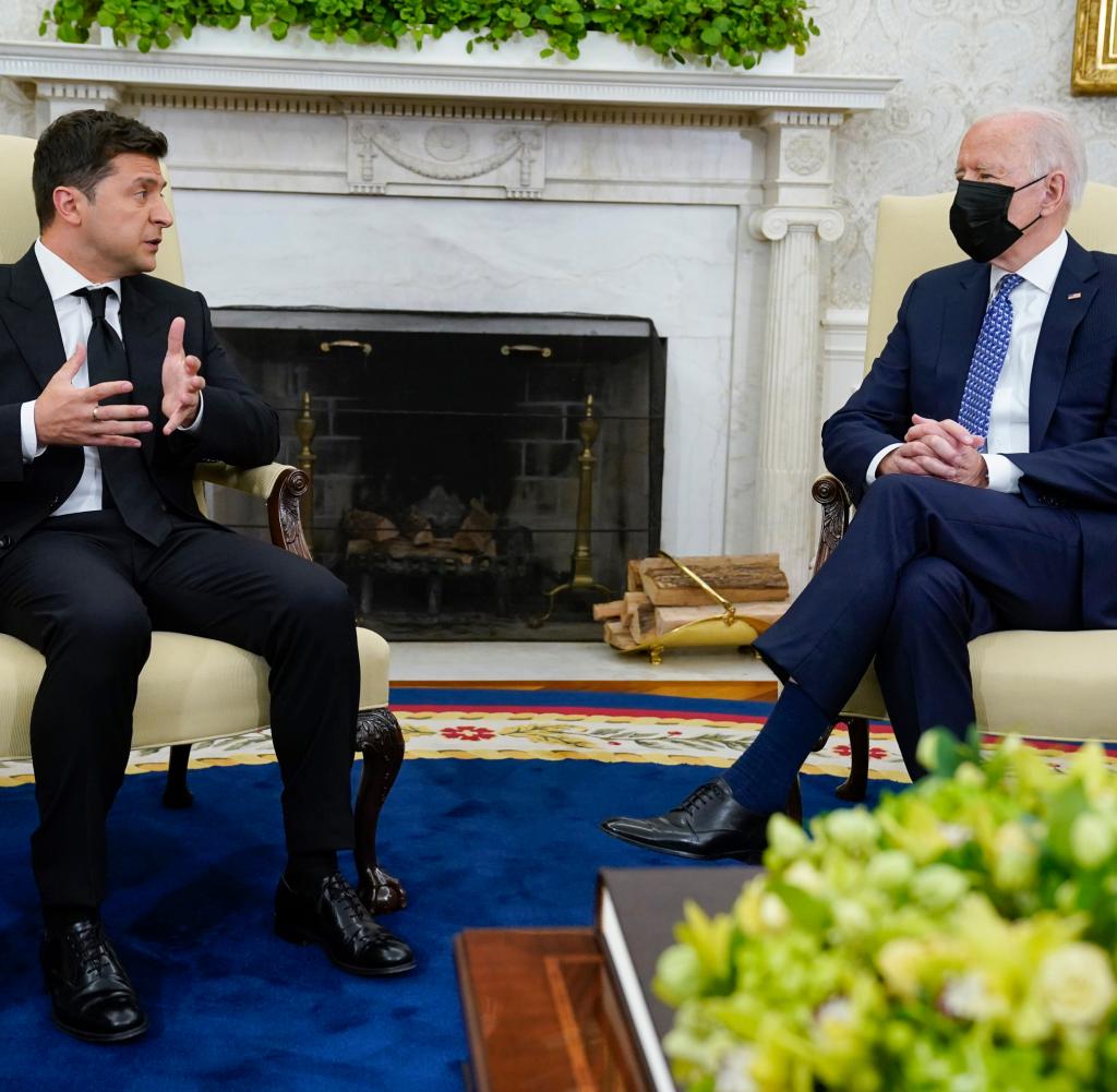 US President Joe Biden (R.) and Ukraine's President Volodymyr Oleksandroitsch Selenskyj during a conversation in the Oval Office in September