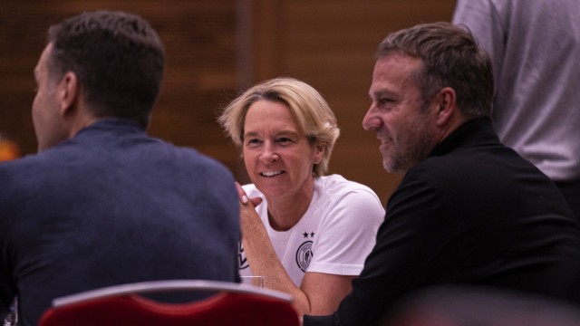 DFB Women in the Arnold Clark Cup: Boss Round before the start: DFB Director Oliver Bierhoff, national coach Martina Vos-Tecklenburg and national coach Hansie Flick (from left) at the Frankfurt team hotel before departure for England.
