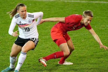 Football - EM endurance test: DFB women's Olympic champions Canada