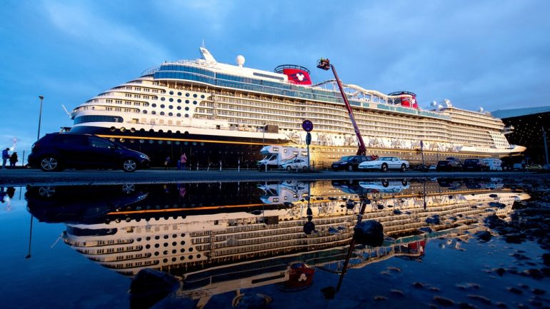 Mayer Shipyard Dock Cruise Ship "Disney Wish" |  NDR.de - News