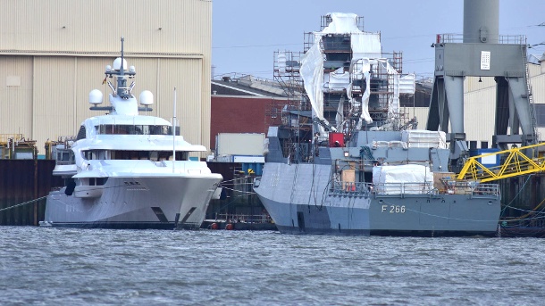 yacht "Beautiful" Next to a German naval ship: Private yacht credited to Russian President Vladimir Putin.  (Source: T-Online/Frank Behling/KNA)