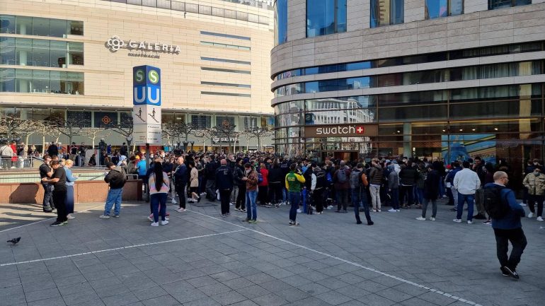 Inexpensive luxury watch police launch crackdown in Frankfurt - long queues