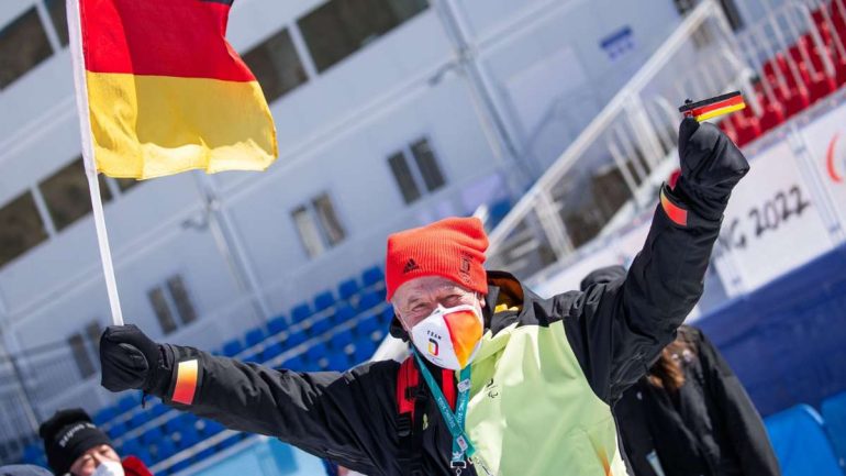 Deutschlands Verbands-Präsident Friedhelm Julius Beucher ist zufrieden mit dem ersten Wettkampf-Wochenendes bei den Winter-Paralympics. Foto: Jens Büttner/dpa-Zentralbild/dpa