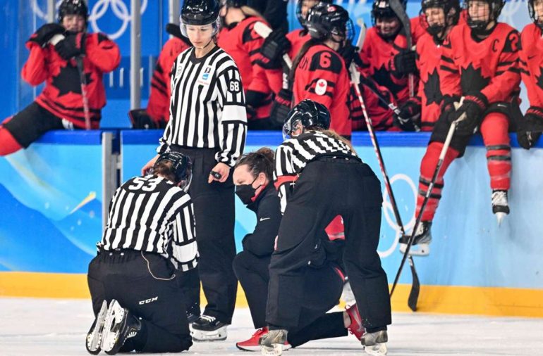 Die schwedische Schiedsrichterin Veronica Lovensno (links) geht nach einem Zusammenstoß mit einer kanadischen Spielerin zu Boden. Foto: AFP/ANTHONY WALLACE