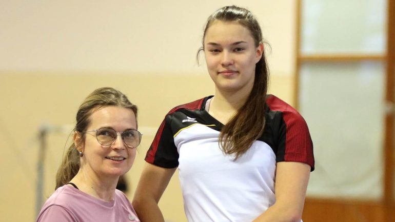 TUG-Turnerin Jessica Schlegel (re.) bereitet sich mit ihrer Trainerin Kerstin Schlegel in der Turnhalle Leplaystraße in Leipzig auf den wichtigen Wettkampf vor.