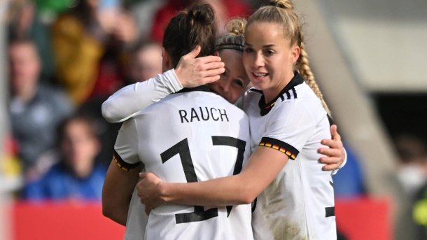 Cheer for the DFB Women: Goal scorers Felicitas Rauch (left), Svenja Huth and Giulia Gwynne celebrate a 3-0 goal against Portugal.  (Source: Imago Images/foto2press)