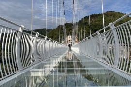 Chance for Guinness Book Record: Vietnam inaugurates world's longest glass bridge