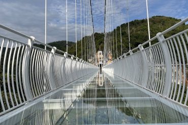 Chance for Guinness Book Record: Vietnam inaugurates world's longest glass bridge