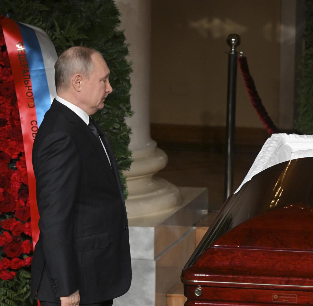 Vladimir Putin at the open grave of Vladimir Zhirinovsky
