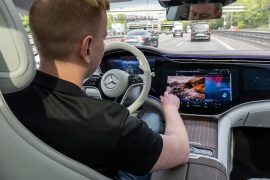 "Lean back!": Mercedes drives autonomously on the Autobahn