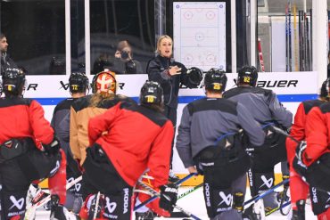 Shows where to go: Jessica Campbell, assistant coach, at the strategy board in front of players of the German national ice hockey team.