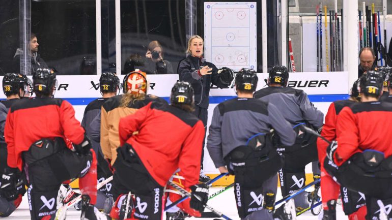 Shows where to go: Jessica Campbell, assistant coach, at the strategy board in front of players of the German national ice hockey team.