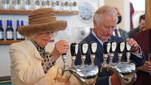 Prince Charles and Duchess Camilla at Quidi Vidi Brewery in St. Johns, Canada.  Photo: Jacob King / PA Wire / DPA