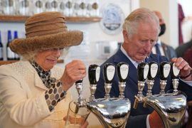 Prinz Charles und Herzogin Camilla in der Quidi Vidi Brauerei im kanadischen St. Johns. Foto: Jacob King/PA Wire/dpa