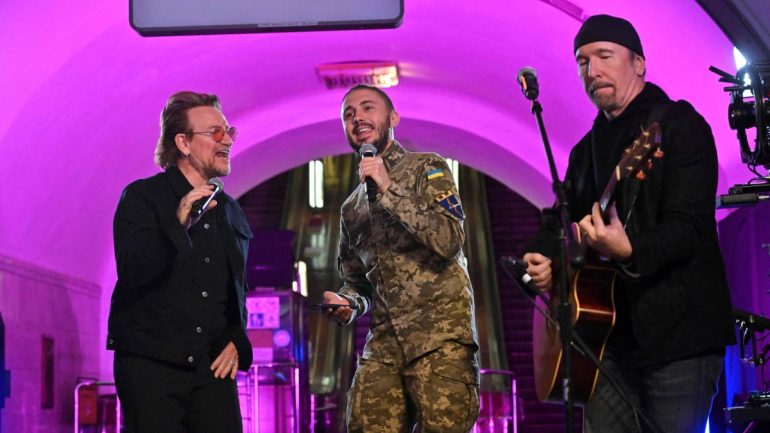 Kyiv: U2 musicians play in air raid shelter