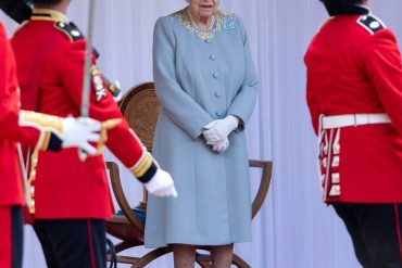 Queen Elizabeth II: "Trooping the Colour" salute for the first time without the Queen