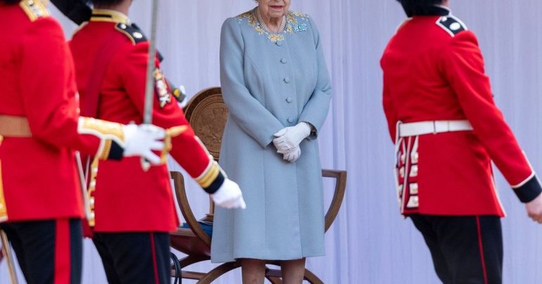 Queen Elizabeth II: "Trooping the Colour" salute for the first time without the Queen