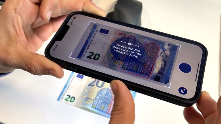 This app detects fake money for you