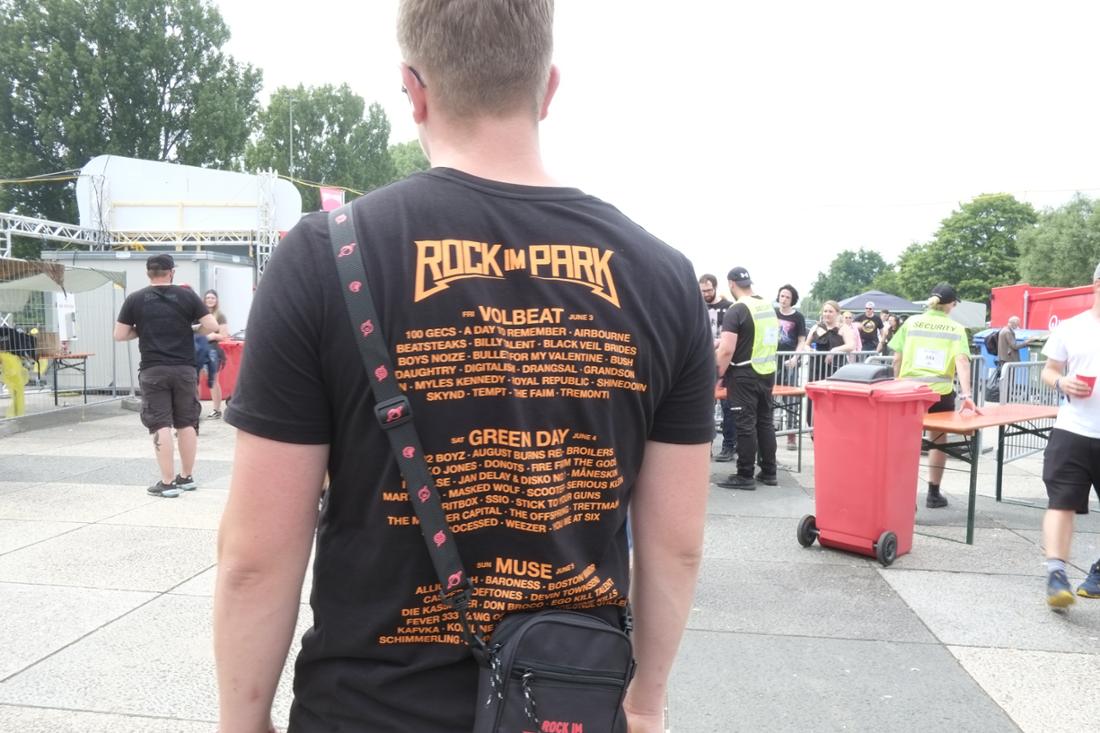 A visitor to the Rock im Park Festival is already wearing this year's festival shirt.