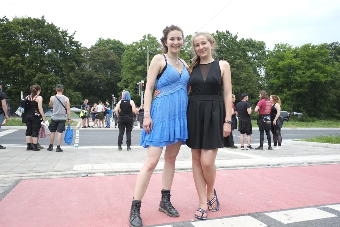 Lucy and Janine chose summer dresses at the Rock im Park festival in hot weather. 