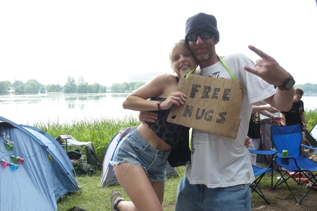 Two festival visitors with a self-made cardboard sign at Rock Im Park 