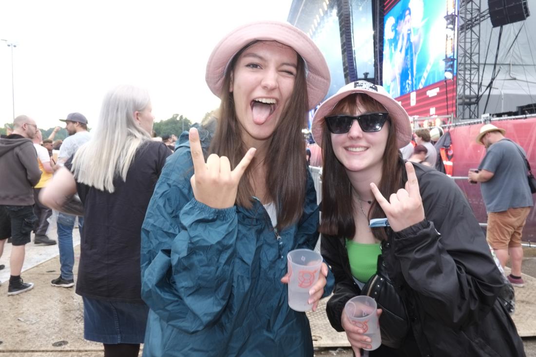 Rock im Park 2022: Anjes rocks with her friend in the rain in front of the Utopia stage.