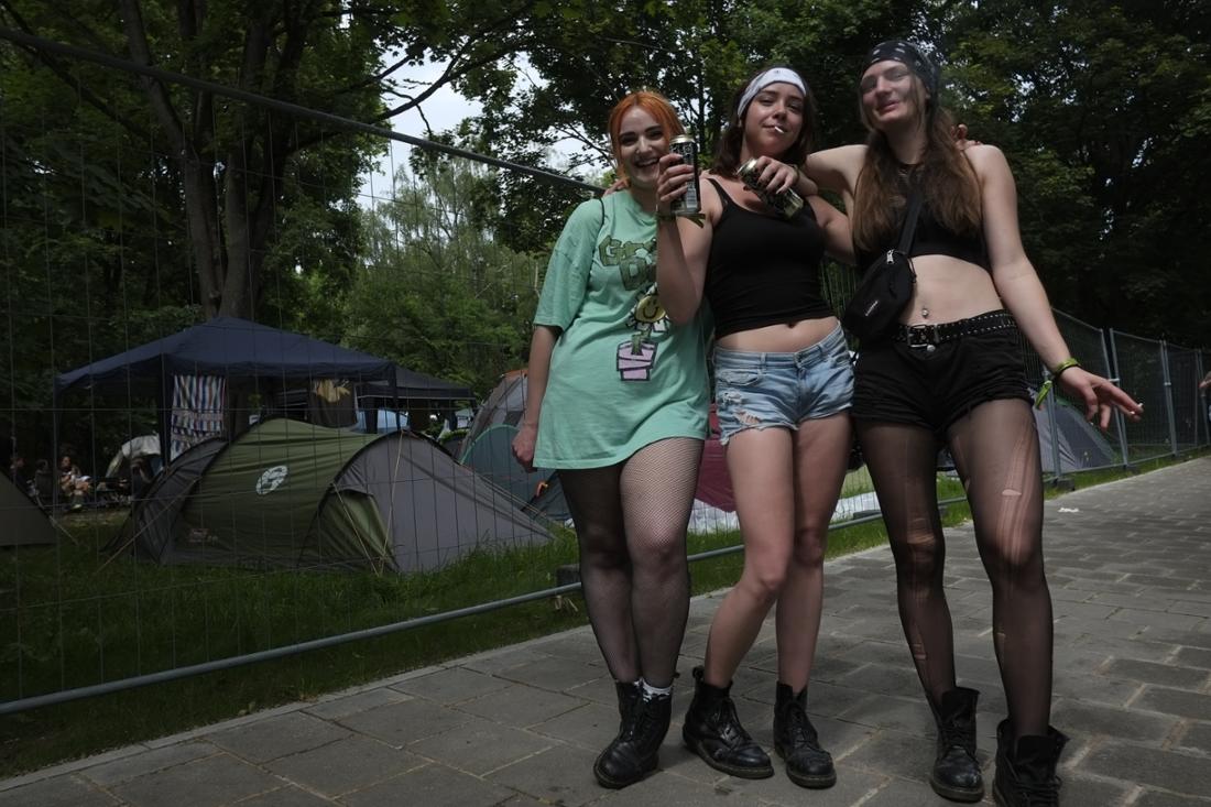 Rock im Park 2022 in Nuremberg: Sabina, Gina and Nora with festive outfits.