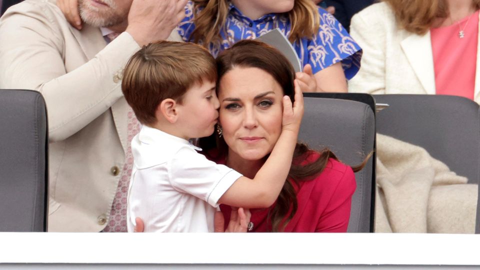 Prince Louis with his mother on Throne Jubilee