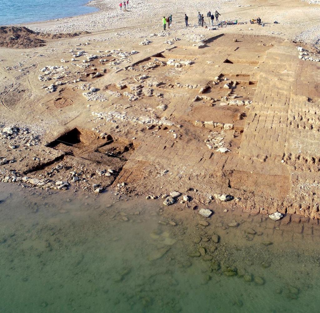 The archaeological site of Kemune in the arid region of the Mosul Reservoir.
