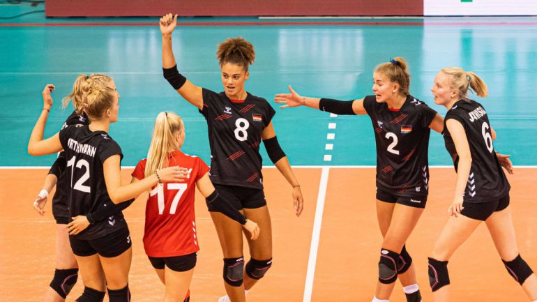 German volleyball players beat Canada 3-1