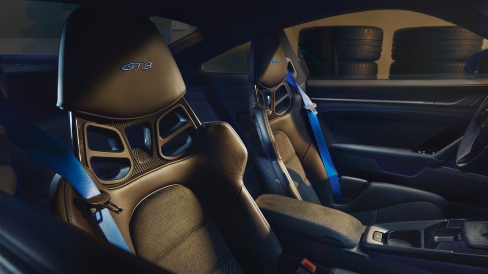 Light bucket seats with GT3 stick and blue seatbelts