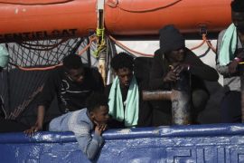 Italy: Around 700 migrants arrive in Italy by fishing boat