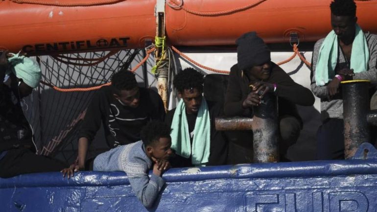 Italy: Around 700 migrants arrive in Italy by fishing boat