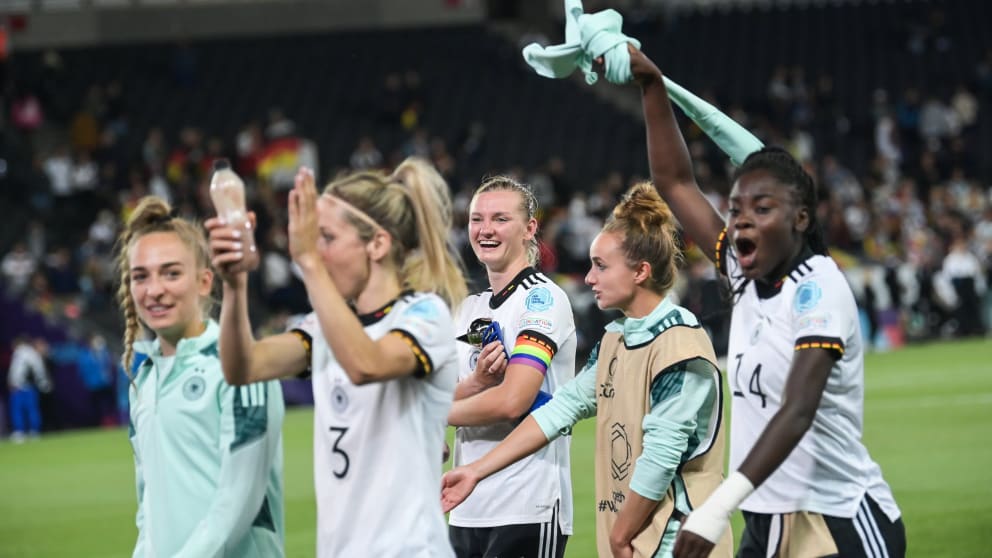 The German women's football team celebrates their last win