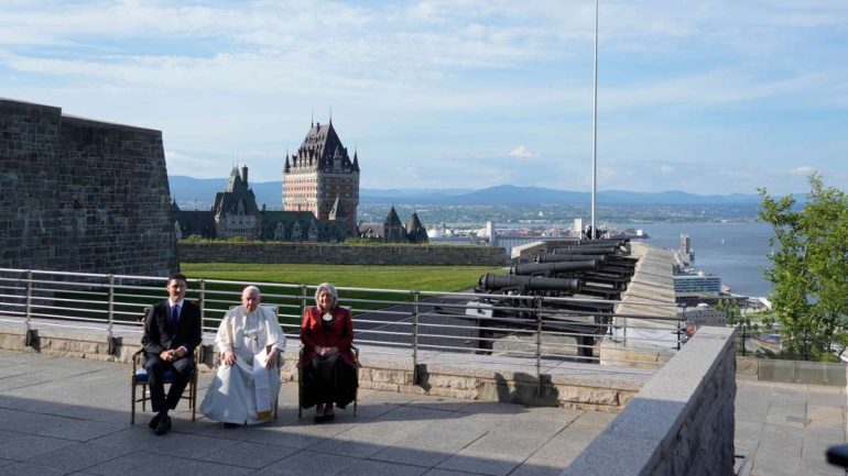 Papst Franziskus (m.) neben Justin Trudeau (l.) und der Generalgouverneurin Mary Simon. Foto: Gregorio Borgia/AP/dpa