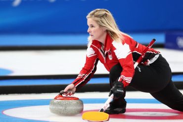 Curling: Canada sends signs of life, America wins