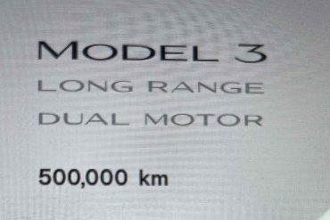 tesla model-3 bildschirm info 500.000 km
