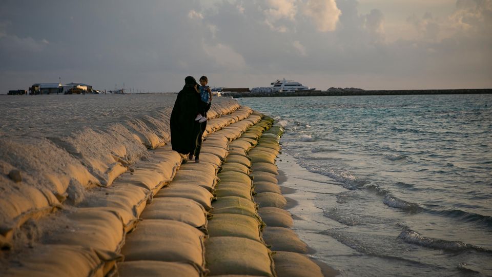 Sandbar to prevent erosion in Maldives