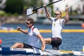 Sebastian Brendel (l) und sein Teamkollege Tim Hecker jubeln über die Goldmedaille bei der Kanu-WM in Kanada. Quelle: dpa/The Canadian Press/AP