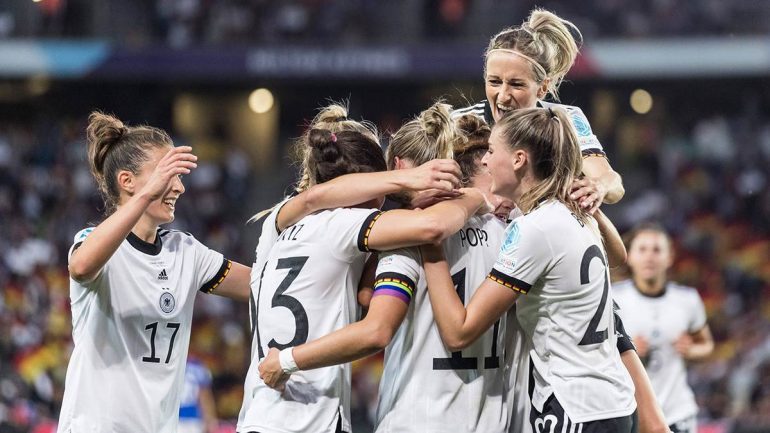 Die deutsche Frauen-Nationalmannschaft hat sich auf Platz zwei der FIFA-Weltrangliste geschossen.