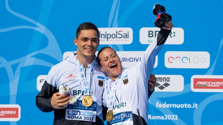 Swimming - Gold and Bronze for Water Jumpers: "Giant Relief"