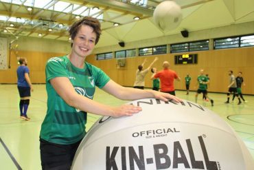 Sarah Quénéhervé aus Möhringen ist die Präsidentin des Deutschen Kin-Ball-Verbands. Sie möchte den Sport hier bekannter machen –  und hat die Kin-Ball-Abteilung beim SV Sillenbuch aufgebaut. Foto: Caroline Holowiecki