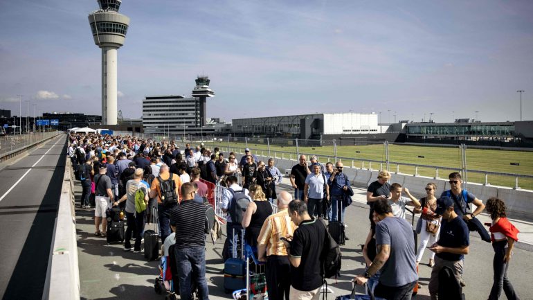 Staff crunch: Schiphol demands flight cancellation
