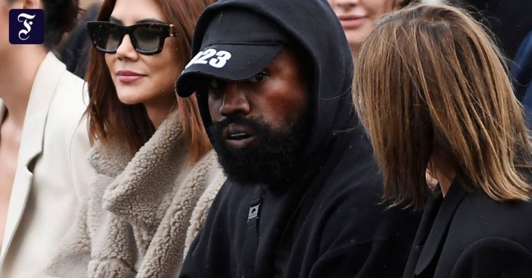 How did Kanye West get booed in Paris?