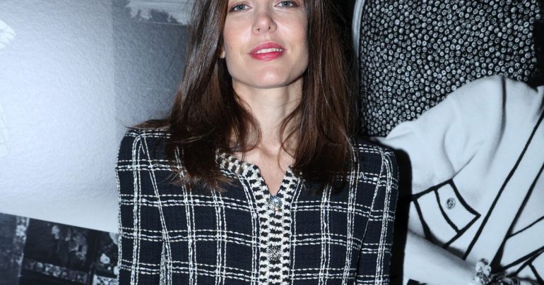 Charlotte Casiraghi: with a mini skirt and a wild mane at Fashion Week in Paris