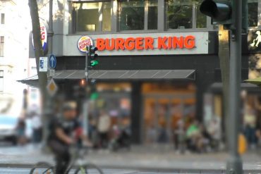 This is how Burger King reacts to the "Team WallRafe" revelation: Many branches are closed!