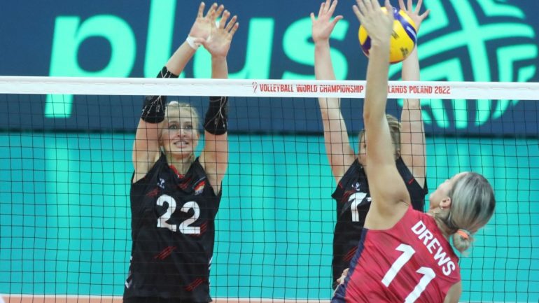Volleyball - German volleyball players lose the second World Cup game